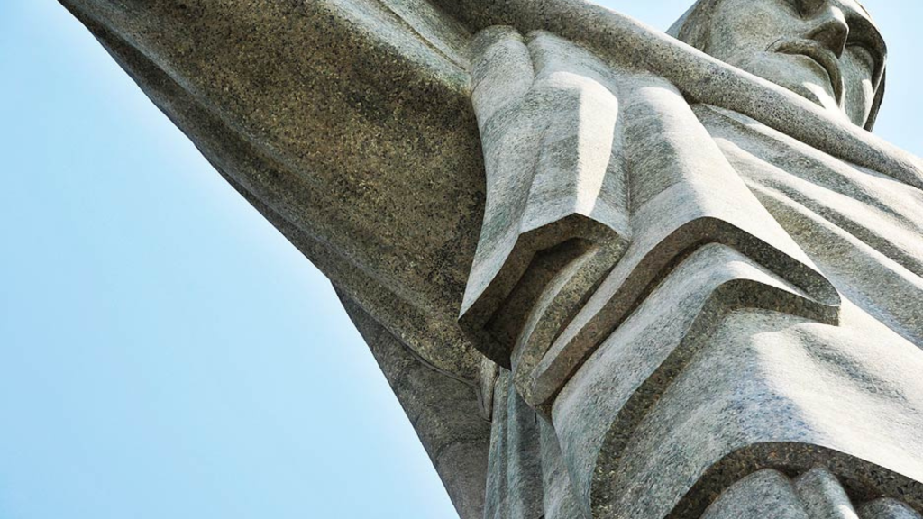 A História das Rochas Naturais no Cristo Redentor 1 Imagem do Cristo Redentor vista de perto