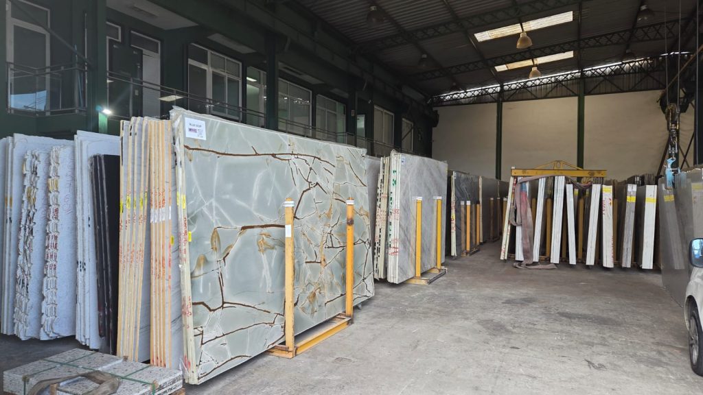 Empresa capixaba com sotaque carioca: Argos Stones chega ao Rio de Janeiro. 12 a group of marbles in a warehouse